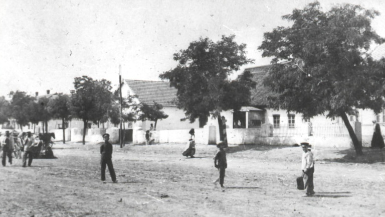 Die Wernerstra&szlig;e in Sarata an einem Markttag