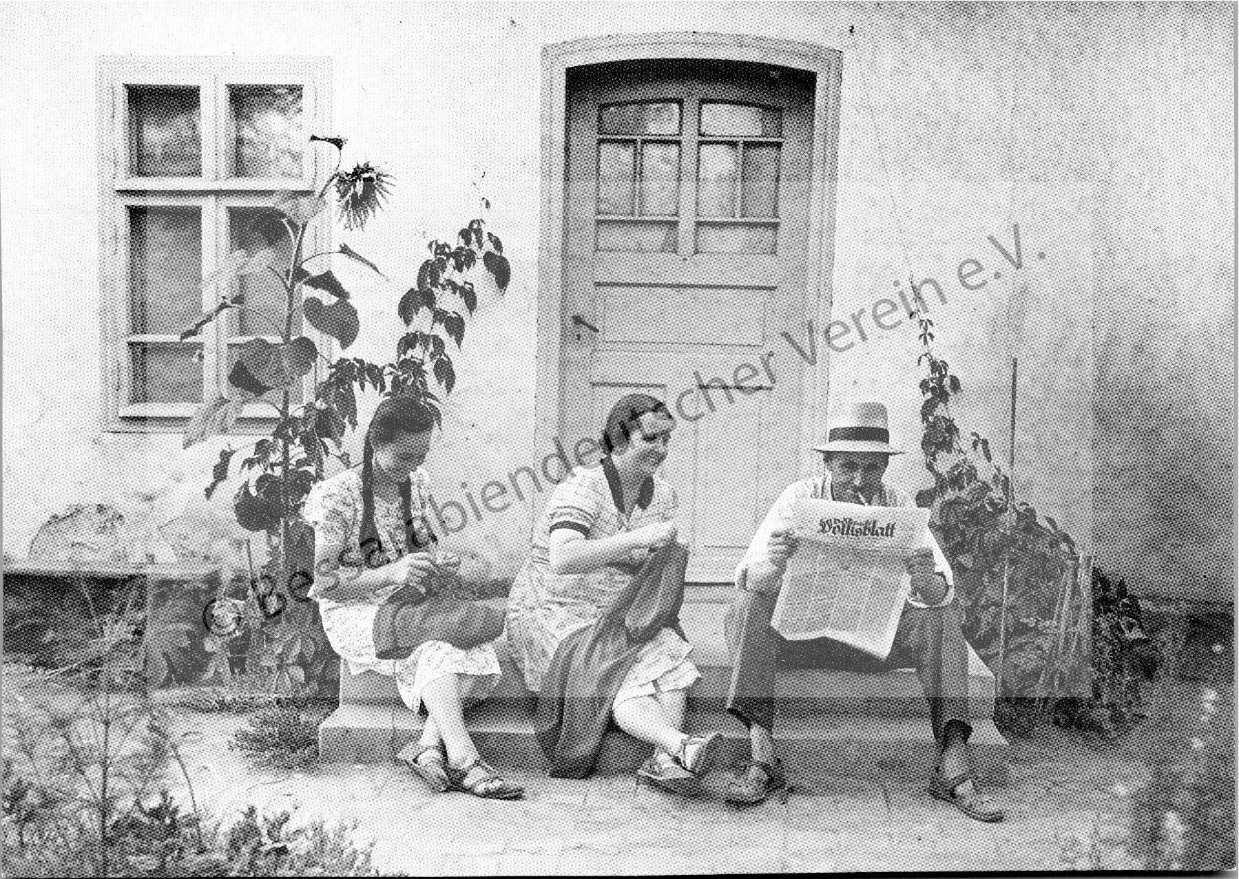 Postkarte - Gnadenfeld, Zeitunglesen nach getaner Arbeit