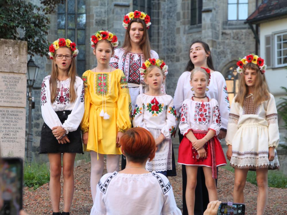 Bei der Ausstellungseröffnung sang ein  ukrainischer Kinderchor
