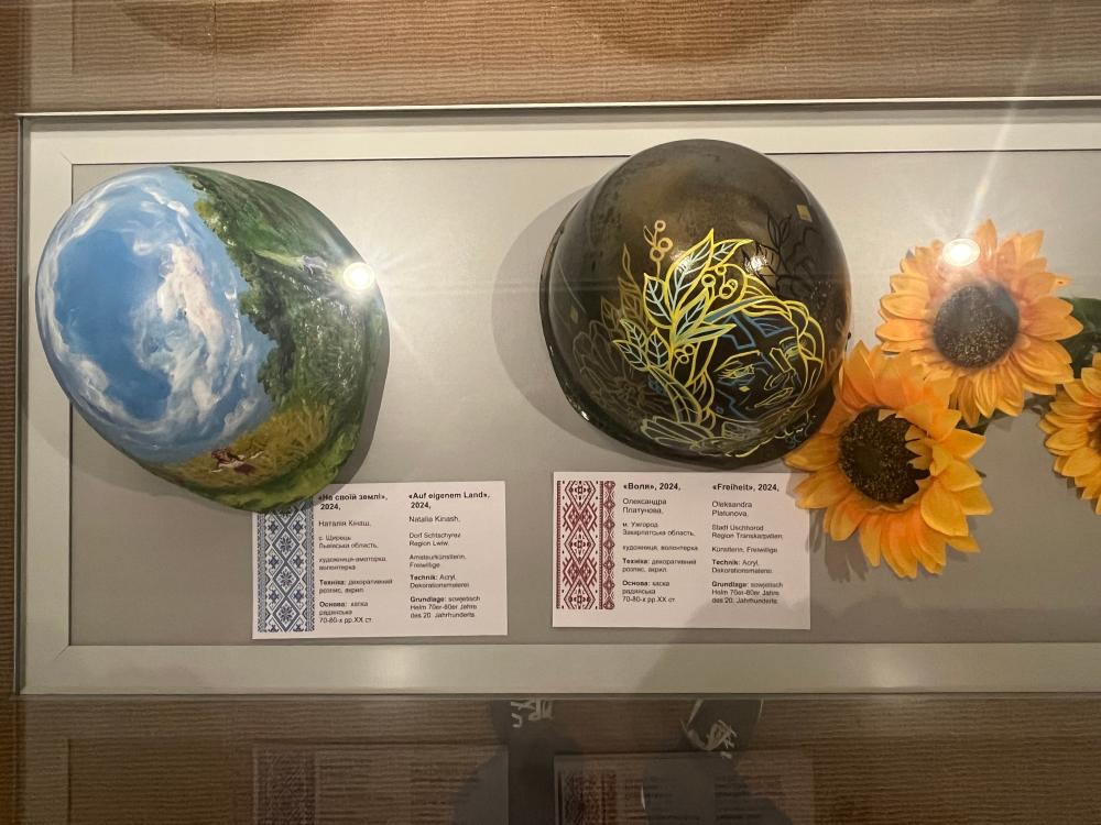  Auf sowjetischen Helmen der 1970er und 80er Jahre sind mit Acrylfarben Kunstwerke entstanden, Fotos: Matthias Busch