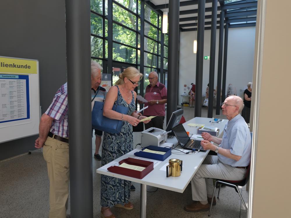 Stände in den Gängen neben der Halle. Foto: OS