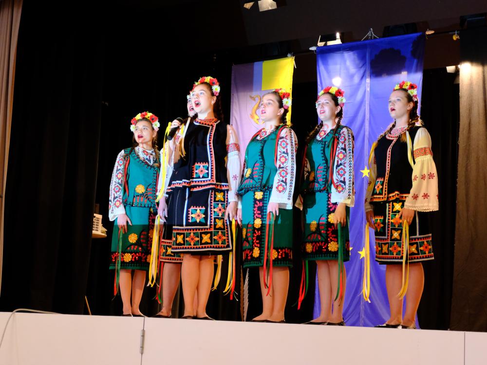 Ukrainische geflüchtete Jugendliche erfreuen  uns mit Tänzen und Gesängen ihrer Heimat. Foto: OS