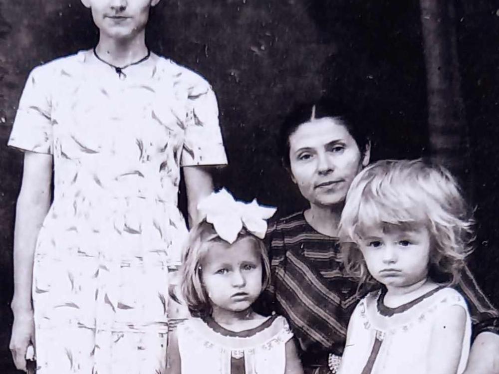 Liubow mit ihrer Tochter Erika  (l.) und ihren beiden Enkeltöchtern Nelly und Lili (r.)