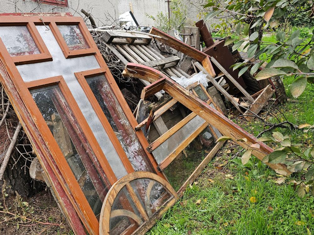 Die mürben Holzrahmen der alten Fenster.   Foto: Viktor Fritz