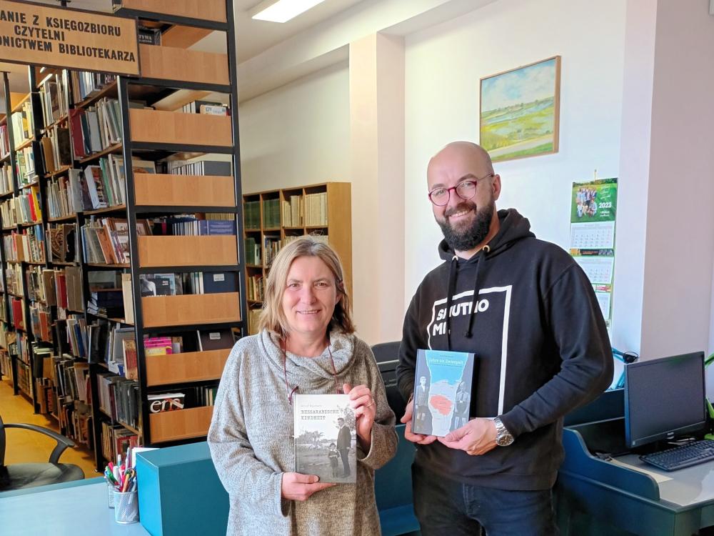 Damian Kruczkowski und Kollegin in der Bibliothek von Konin