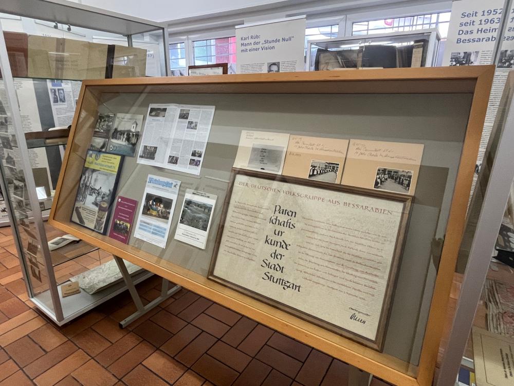 Vitrine mit der Patenschaftsurkunde