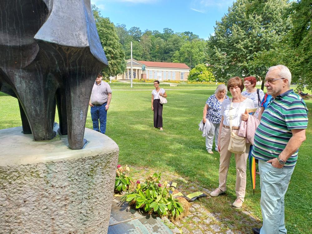 Am Denkmal zur „Charta der Vertriebenen“ beim Kursaal Bad Cannstatt, Foto: AN