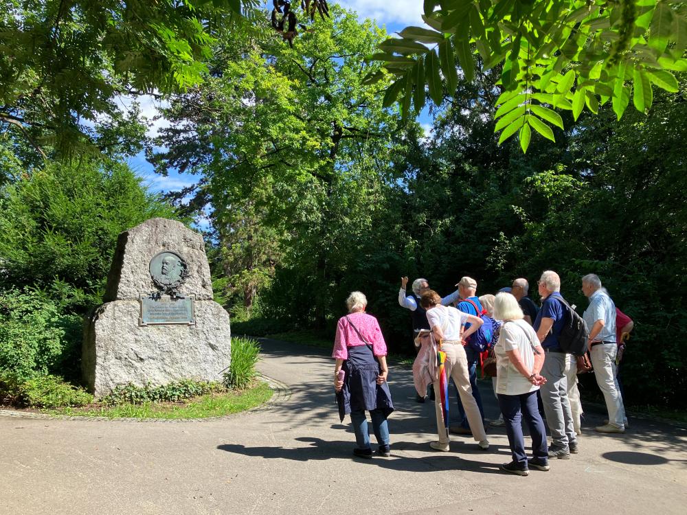 Vorbei am Denkmal für Gottlieb Daimler, Foto: CS