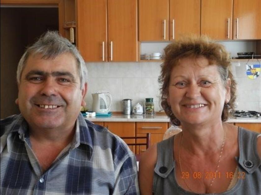 Swetlana Pawaluka, die Leiterin des Hauses der Geschichte mit dem Direktor des Maschinenparks 