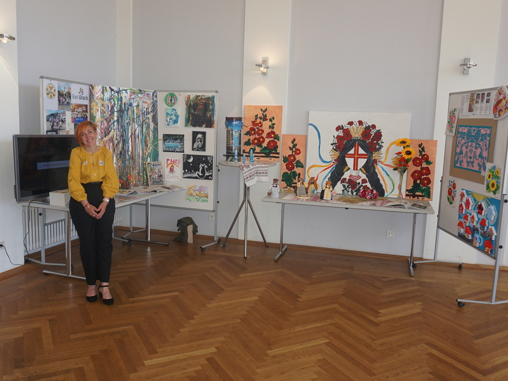 Liudmyla Luzanova zeigt Bilder aus der Kunsttherapie, Foto: Anne Seemann
