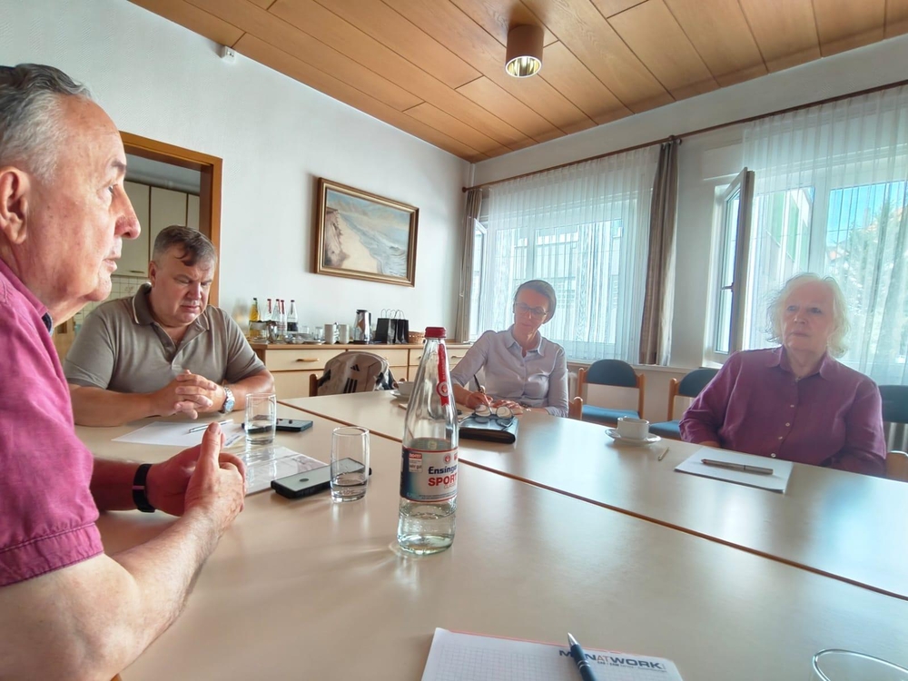 Viktor Fritz leistet gute Dienste als Dolmetscher