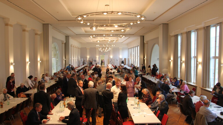 Wir freuen uns auf einen vollen Saal und einen lebendigen Austausch beim 47. Bundestreffen