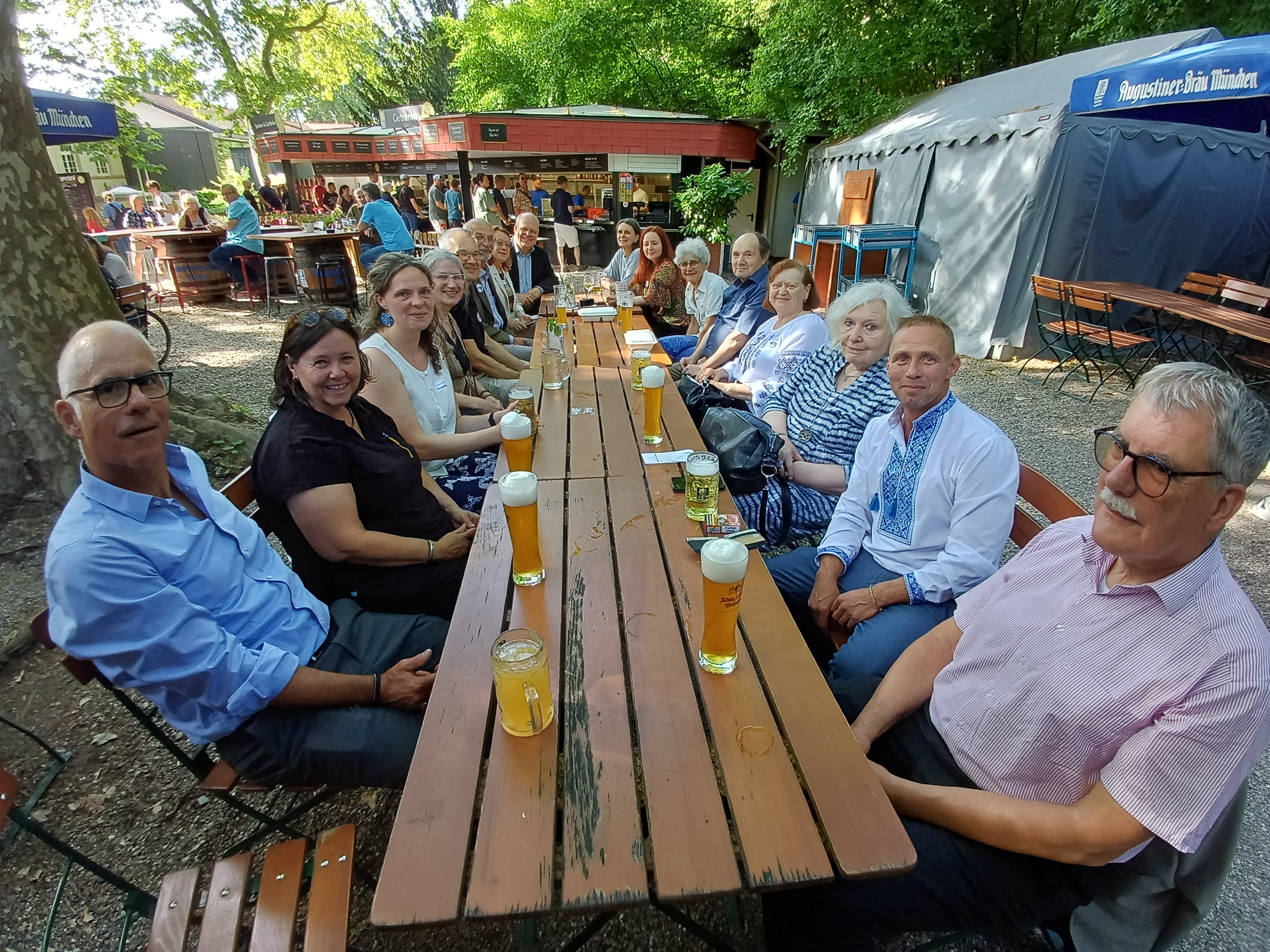 ... noch ein k&uuml;hles Getr&auml;nk in entspannter Runde im nahegelegenen Biergarten