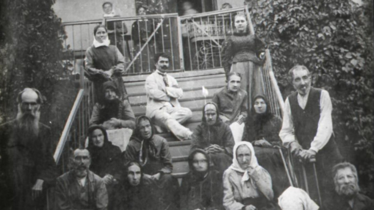 Pfleglinge und Pflegepersonal des Alexander-Asyls in Sarata, um 1910