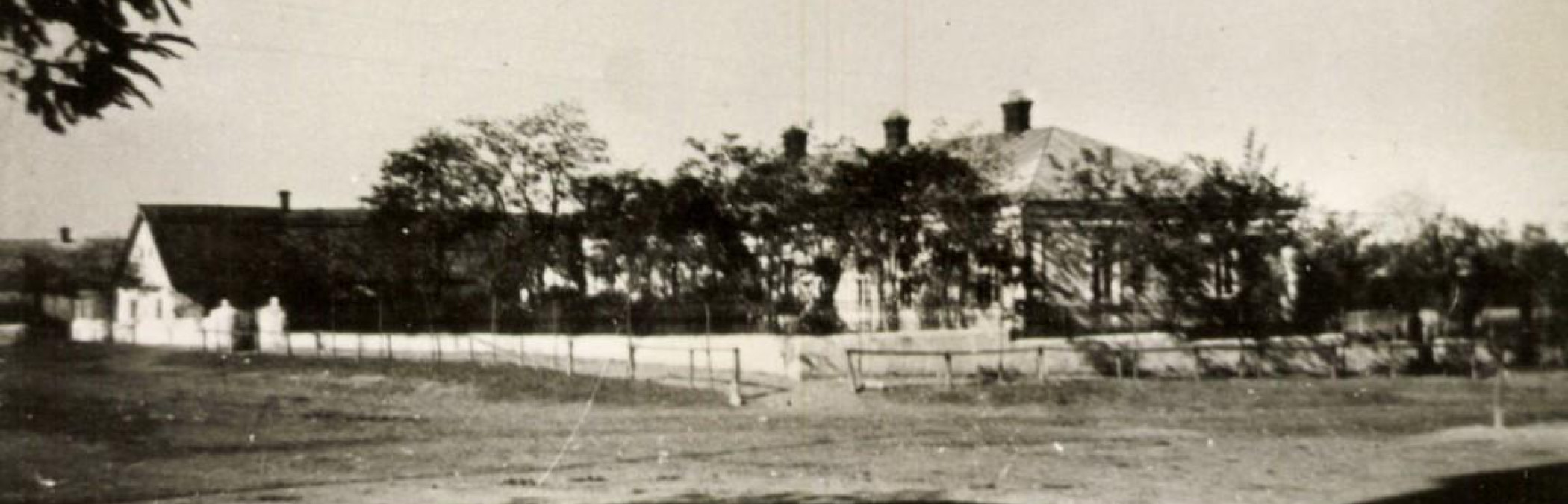 Das Pastorat in Kl&ouml;stitz, links im Bild der Hof der Familie Mammel
