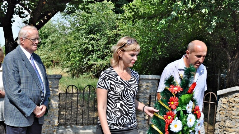 Kranzniederlegung am ehem. deutschen Friedhof in Arzis/Artzys, Ukraine, bei der 195-Jahr-Feier im Jahr 2011.