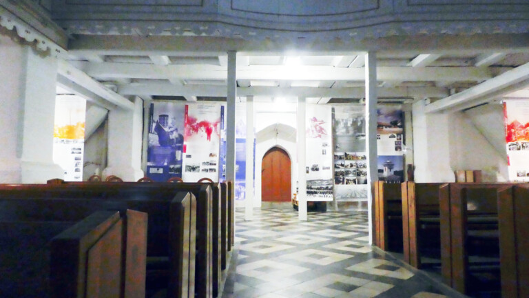 Teile der Ausstellung in der Kirche