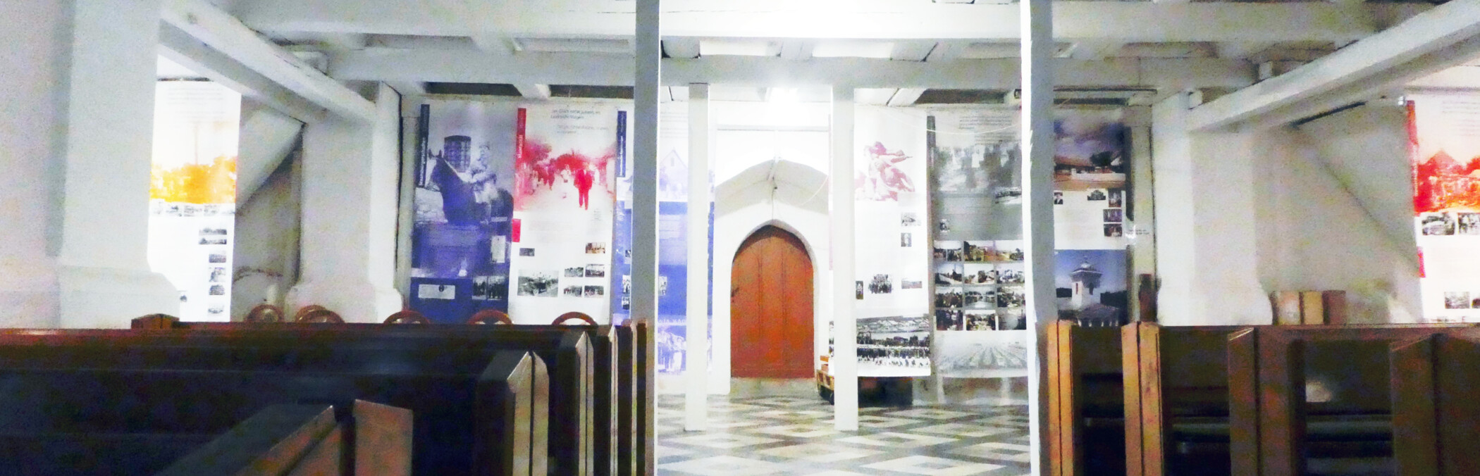 Teile der Ausstellung in der Kirche