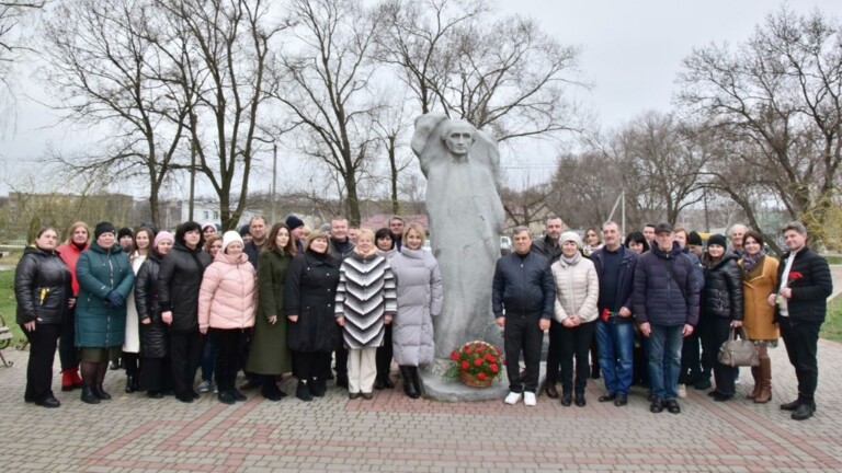 Gruppe der feiernden Sarataer am Denkmal von Ignatz Lindl