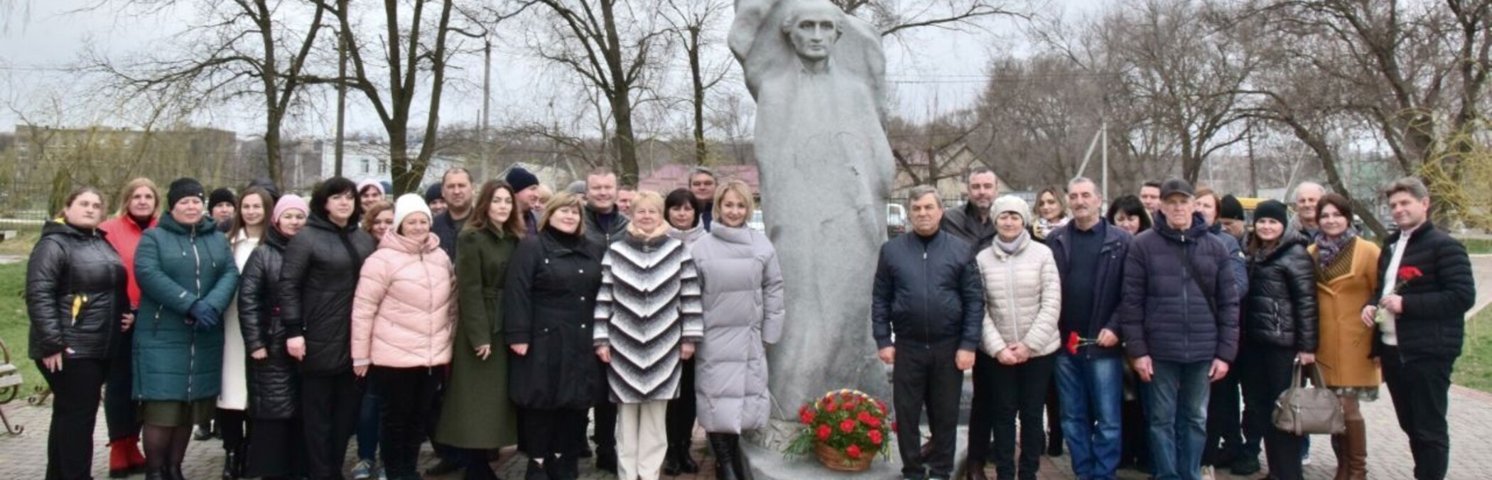 Gruppe der feiernden Sarataer am Denkmal von Ignatz Lindl