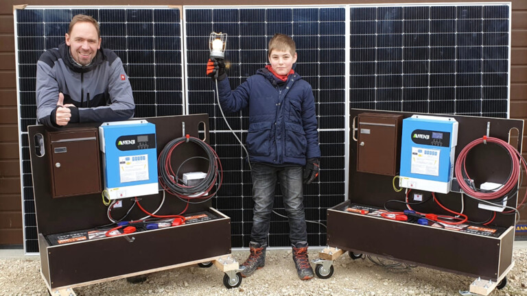 Jochen Hantschel aus Dettingen, mit seinem Sohn, hat für Ermstal-Hilft  die Solaranlage gebaut