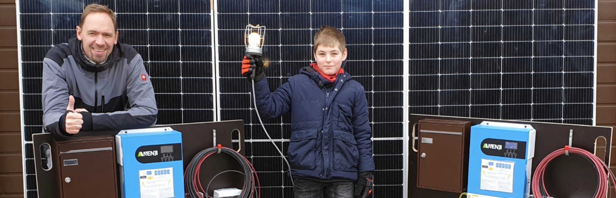 Jochen Hantschel aus Dettingen, mit seinem Sohn, hat für Ermstal-Hilft  die Solaranlage gebaut