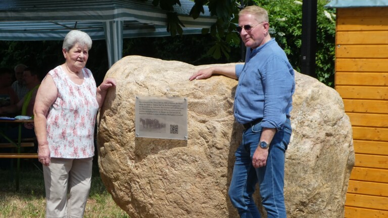 Wilma Gaier, Bessarabierin, und Ortsbürgermeister Friedrich nach der Enthüllung