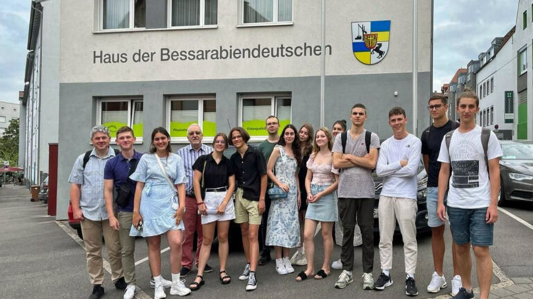 Schüler vorm Heimathaus in Stuttgart