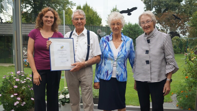 Robert Weiß mit seiner Frau Monika, Anne Seemann, Erika  Wiener und der frisch erhaltenen Ehrenurkunde