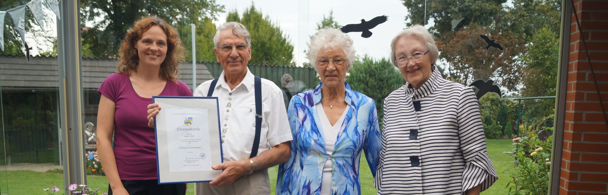 Robert Weiß mit seiner Frau Monika, Anne Seemann, Erika  Wiener und der frisch erhaltenen Ehrenurkunde