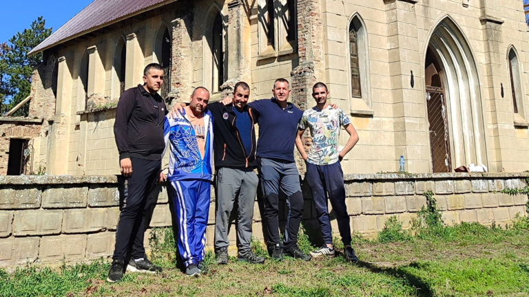 Das Dachdeckerteam vor dem vollendeten Werk