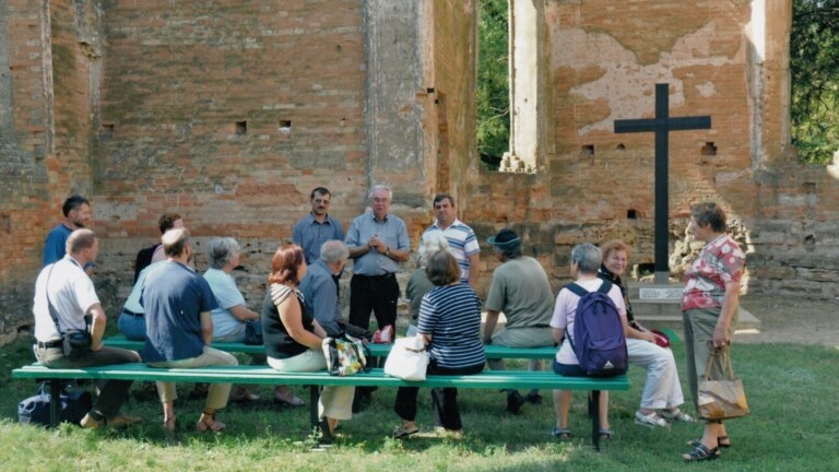 Reisegruppe in der Kirchenruine von  Lichtental