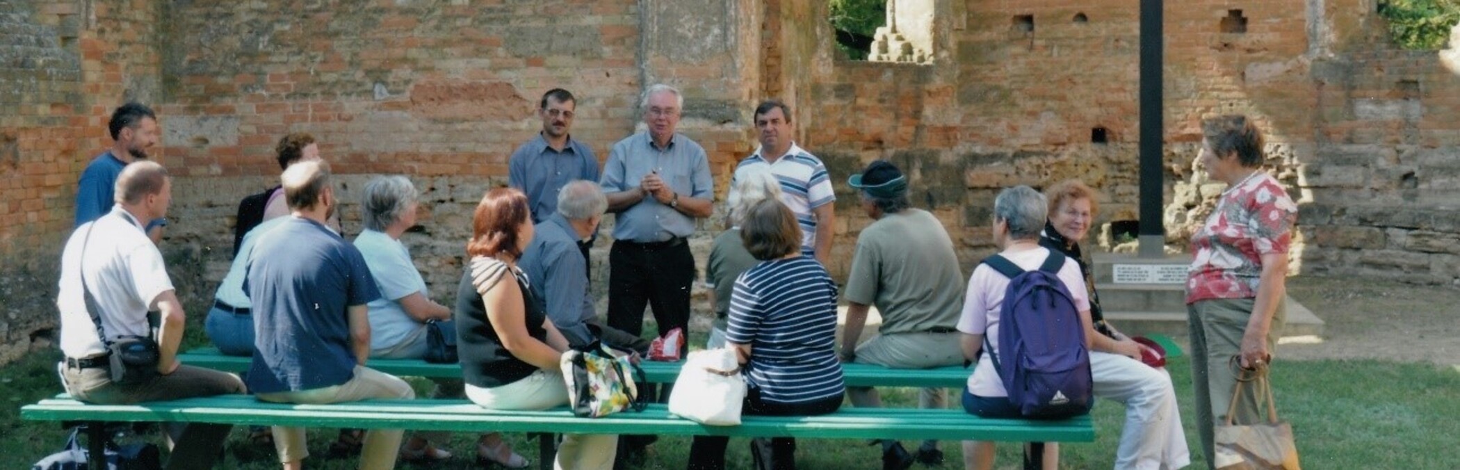 Reisegruppe in der Kirchenruine von  Lichtental