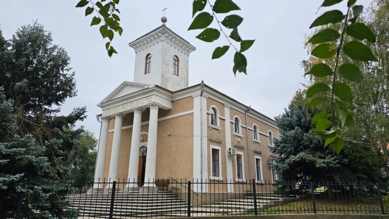 Die Kirche von Sarata wieder in voller Pracht