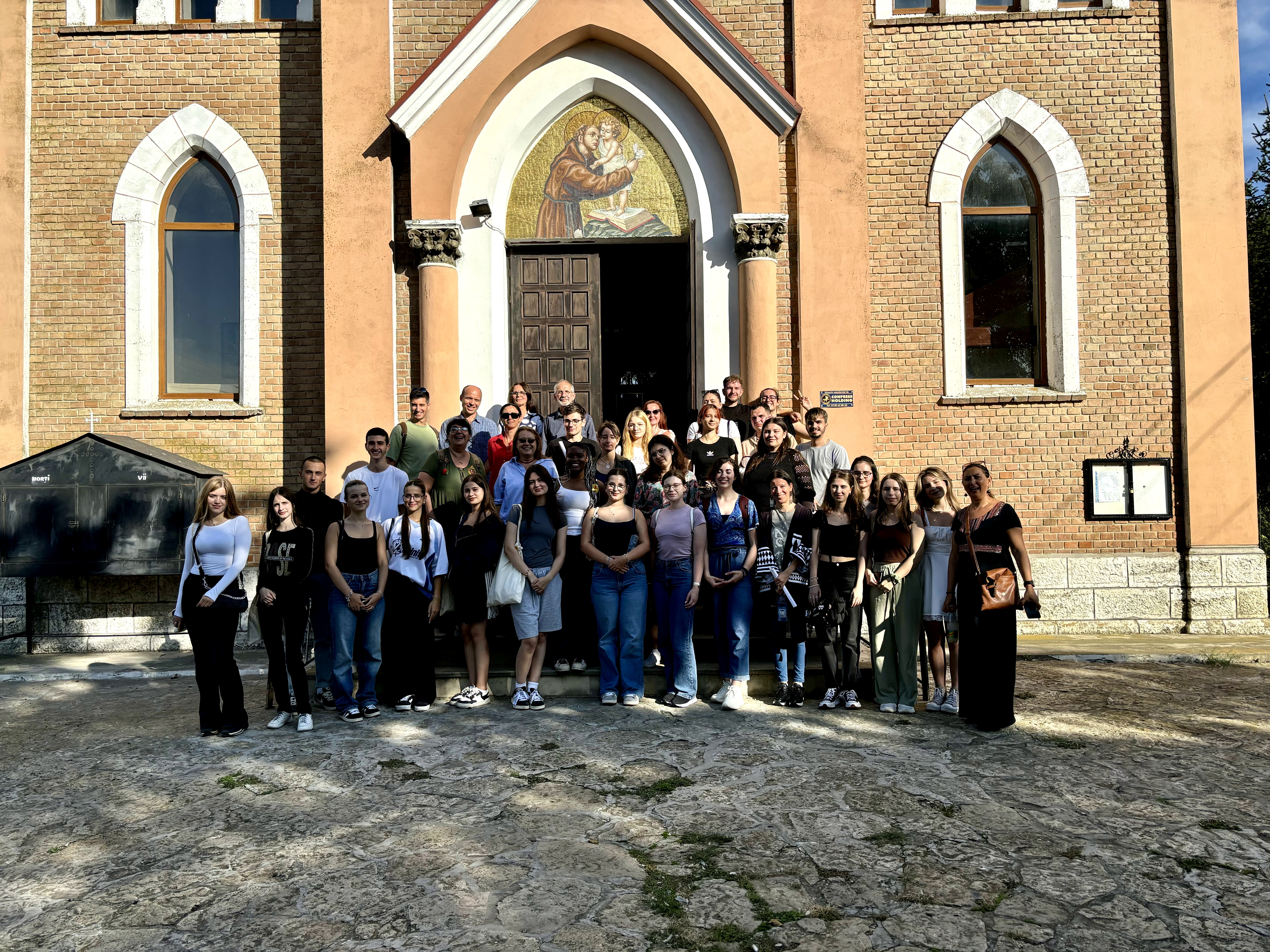 Treffen mit Deutschschülern der Ovid Universität Constanţa vor der deutschen katholischen Kirche in Karamurat