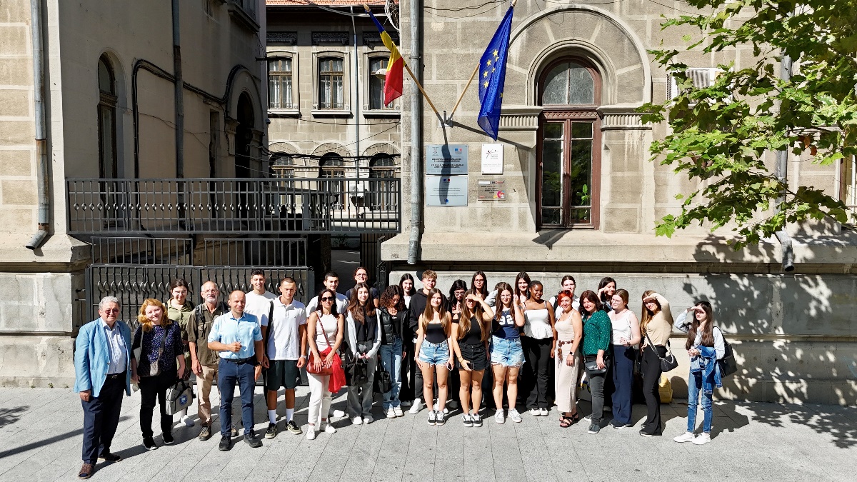 Im Hof des Gymnasiums  „Colegiul National Mircea cel Bătrân“