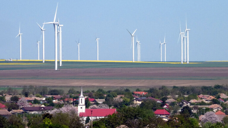 Deutsche Kirche und Windkraftwerke in der Dobrudscha