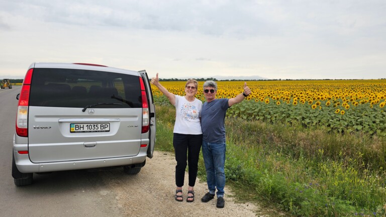 Lore Netzsch und Valerij Skripnik vor ukrainischen Sonnenblumen