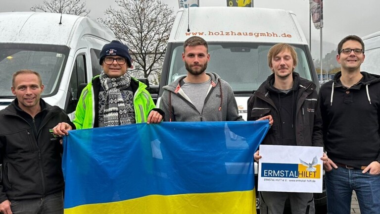 Das Team von "Ermstal hilft" bei einer Hilfslieferung in die Ukraine