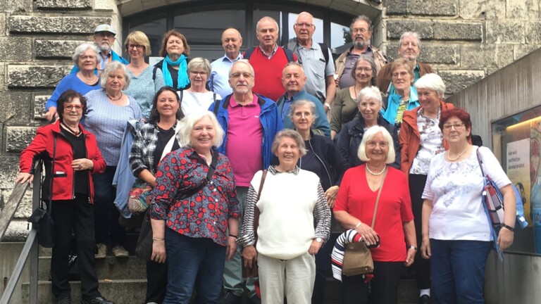 Gruppenfoto (fast vollständig) vor dem Haupteingang des DZM