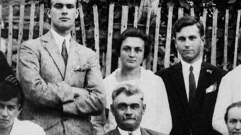 Tarutino, 19. Juni 1927. Samuel Bierwag mit Kindern und Kostg&auml;ngern (Sch&uuml;ler des Knabengymnasiums). Oben, driitte von links: Alma Bierwag, geb. 31.10.1908, sp&auml;tere Zahn&auml;rztin und Gau-Frauenf&uuml;hrerin.