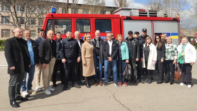 Die Kirchheimer Delegation zusammen mit Vertretern der Gemeinde Sarata vor dem  gespendeten Feuerwehrauto