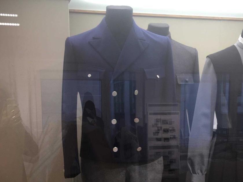 Schüleruniform im Museum